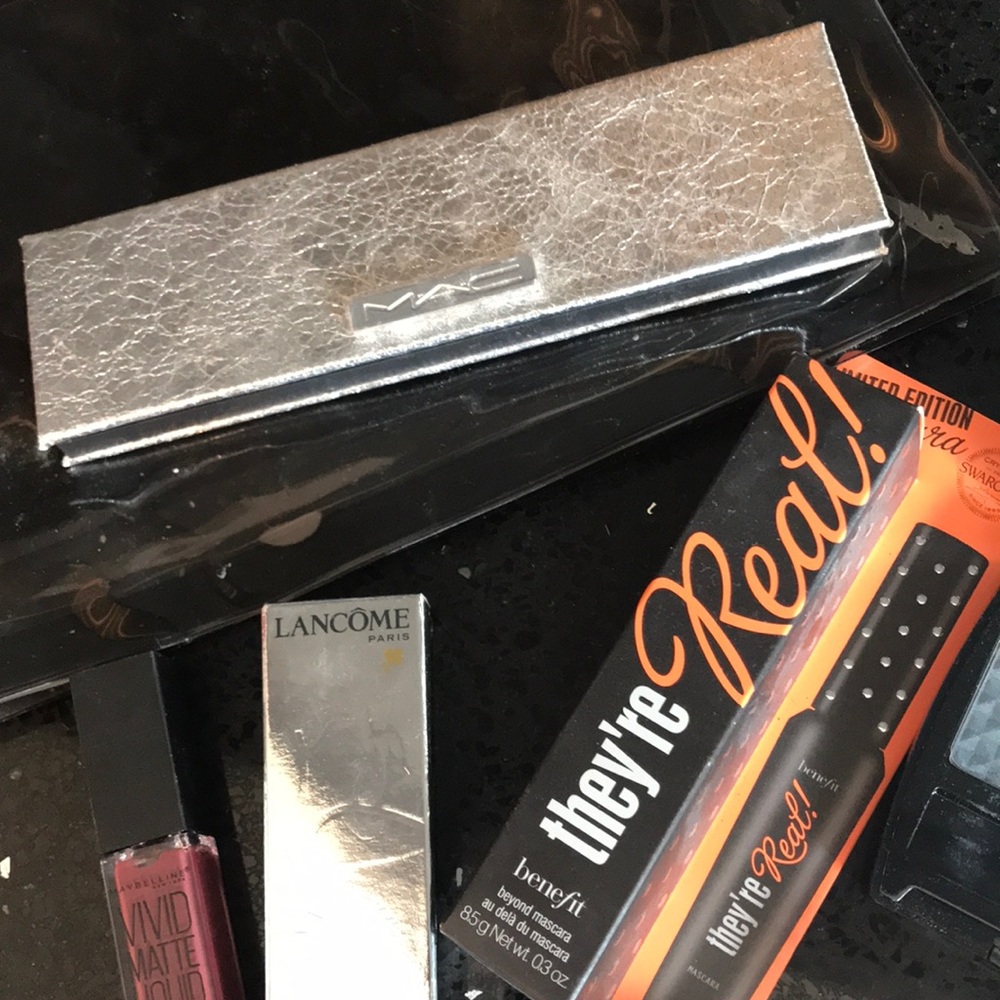 Make-Up Bundle - Picture 2 of 8